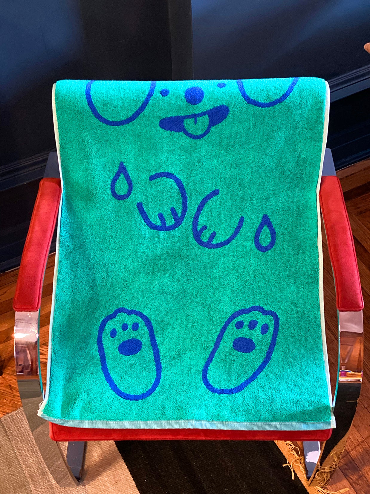 "WET DOGS" bath mat design by Natali Koromoto. Part of the "Wet Dogs" bath collection. Made in Portugal with BCI cotton, Oeko Tex Standard 100.