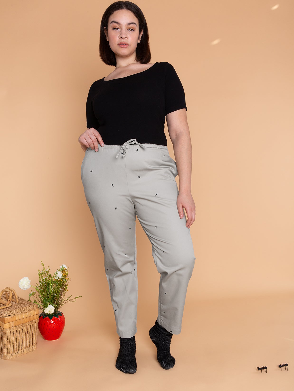 Natali Koromoto x Ho Hos Hole in The Wall brand "Ants on Your Pants" custom print design in Pearl Grey dye colorway 🦪🐜 Unisex regular fit lounge pull-on pant with elastic waist. USA-milled 100% organic cotton, dyed and printed with non-toxic, low-impact dyes and inks. Machine wash OK. Sizes 2XS-3XL. Made in NYC.
