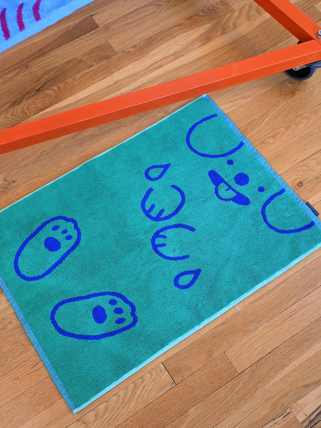 "WET DOGS" bath mat design by Natali Koromoto. Part of the "Wet Dogs" bath collection. Made in Portugal with BCI cotton, Oeko Tex Standard 100.