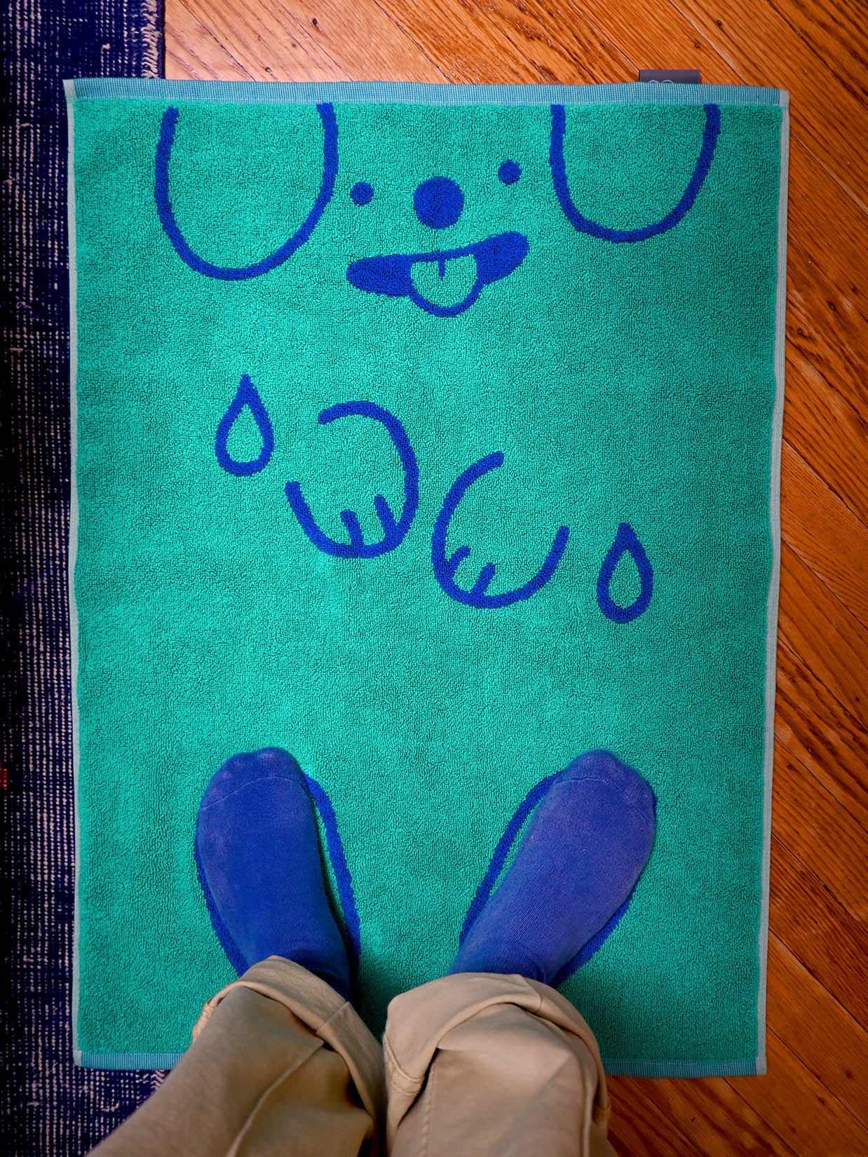 "WET DOGS" bath mat design by Natali Koromoto. Part of the "Wet Dogs" bath collection. Made in Portugal with BCI cotton, Oeko Tex Standard 100.
