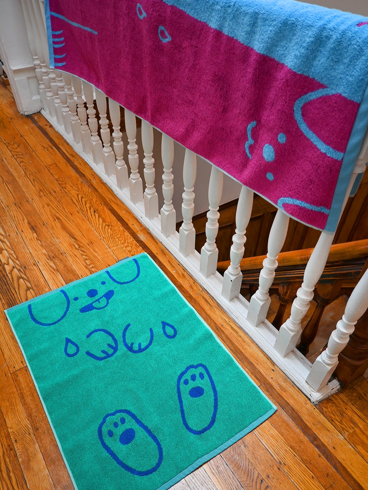 "WET DOGS" bath mat design by Natali Koromoto. Part of the "Wet Dogs" bath collection. Made in Portugal with BCI cotton, Oeko Tex Standard 100.