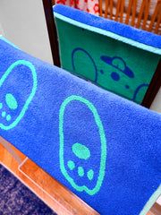 "WET DOGS" bath mat design by Natali Koromoto. Part of the "Wet Dogs" bath collection. Made in Portugal with BCI cotton, Oeko Tex Standard 100.