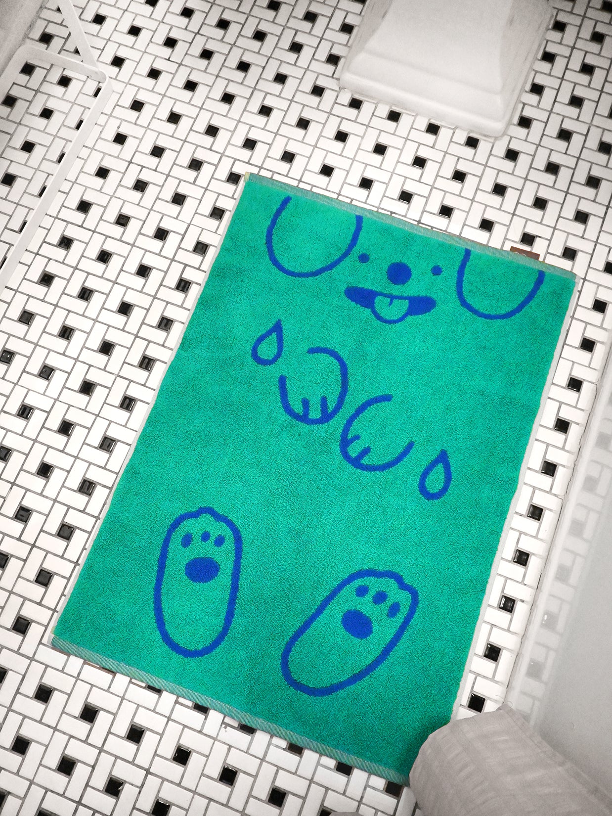 "WET DOGS" bath mat design by Natali Koromoto. Part of the "Wet Dogs" terry bath collection. Made in Portugal with BCI cotton, Oeko Tex Standard 100.